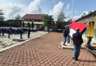 Upacara bendera di SMKN 1 Suruh 