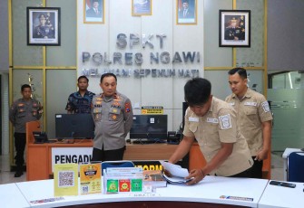 Wakapolda Jatim Brigjen Pol Pasma Royce saat mengunjungi SPKT Polres Ngawi
