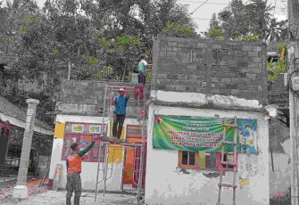 Pemasangan hebel dalam rehab polindes desa Petungsinarang