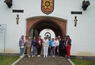 Foto bersama Ketua Umum Persit Ny. Uli Simanjuntak saat mengunjungi benteng Van Den Bosch di Ngawi, Jum'at (24/10)