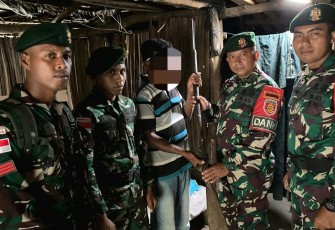 Satgas Pamtas Yonarmed 12 Kostrad menerima senjata dari masyarakat 