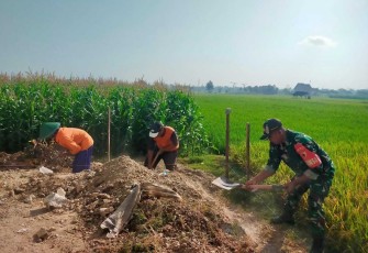 Gotong royong bantu bangun talud wilayah desa binaan 