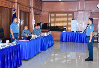 Kas Kolinlamil Laksma TNI Edy Haryanto saat pimpin uji kompetensi komandan KRI di Jakarta, Senin (3/11)