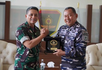 Pangkolinlamil Laksda TNI Rudhi Aviantara menerima cenderamata Pangdivif 3 Kostrad di Makassar, Selasa (4/11)