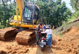 Evakuasi material longsor di wilayah desa binaan 