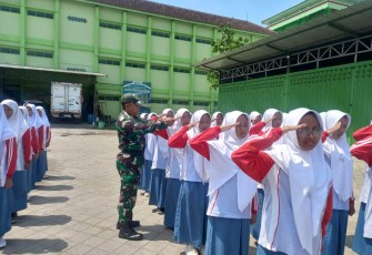 Latih siswa Peraturan Baris Berbaris 
