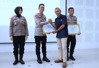 Wakapolresta Malang Kota AKBP Oskar Syamsuddin menerima penghargaan 