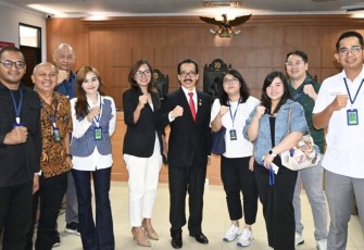 Ir Soegiharto Santoso (jas tengah) usai persidangan