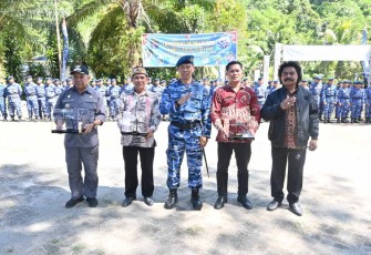Danlanud Supadio Marsma TNI Sidik Setiyono foto bersama usai membuka TMMD TNI AU Ke-1 di Kabupaten Mempawah, Kalbar, Sabtu (8/11)