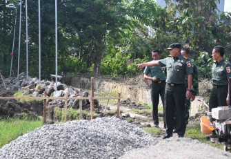 Danrem 081/DSJ Kolonel Arm Untoro Hariyanto saat meninjau lokasi pembangunan