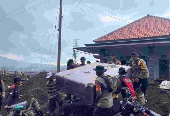 Satbrimob Polda Jawa Timur bantu evakuasi pasca erupsi gunung Semeru 