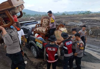 Evakuasi barang milik warga korban erupsi gunung Semeru 