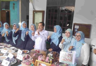 Wakil Wali Kota Depok Chandra Rahmansyah foto bersama PKK RW 010 Kelurahan Sukamaju, Rabu (26/11)