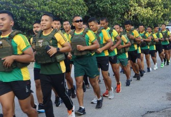 Lari pagi prajurit Satgas Yonarmed 12 Kostrad 