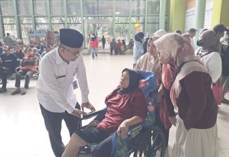Direktur RSUD KiSA Depok Agus Gojali saat menyapa pasien disabilitas, Rabu (3/12)