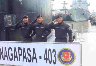 Pangkolinlamil Laksda TNI Rudhi Aviantara foto bersama usai menerima Brevet Hiu Kencana, Kamis (4/12)