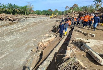 Menteri Hanif saat menyusuri wilayah terdampak bencana di Garoga Kabupaten Tapanuli Utara, Sabtu (6/12)