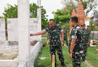 Danrem 081/DSJ Kolonel Arm Untoro Hariyanto meninjau pembangunan koperasi merah putih di Ponorogo, Rabu (10/12)