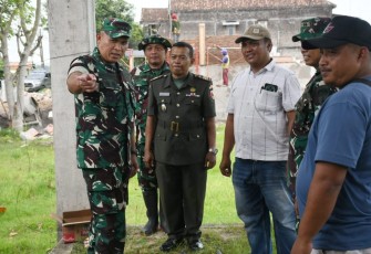 Danrem 081/DSJ Kolonel Arm Untoro Hariyanto memberikan petunjuk di lokasi pembangunan Koperasi Merah Putih wilayah Kabupaten Ngawi, Kamis (11/12)