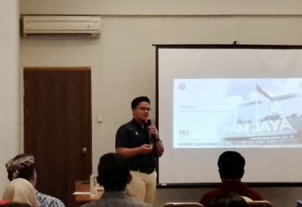 Corporate & Customer Communication Senior Manager PAM JAYA, Gatra Vaganza memberikan pemaparan di Jakarta, Senin (29/12)