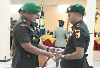 Danrem 081/DSJ Kolonel Arm Untoro Hariyanto saat melantik Dandim 0807/Tulungagung Letkol Arh Hanny Galih Satrio, Selasa (30/12)
