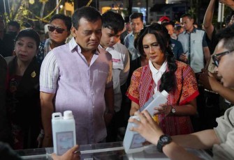 Gubernur Jawa Tengah bersama Rektor UKSW, Wali Kota Salatiga, bersama tamu undangan lainnya saat mengunjungi stan inovasi alat penjernih air dari udara produk dari Fakultas Sains dan Matematika UKSW dalam kegiatan Penutupan Gelar Inovasi Harmoni Nusantara (GIHN) 2025