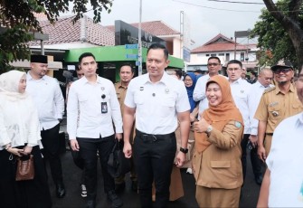 Pj Sekda Kota Depok, Nina Suzana saat mendampingi Menko AHY meninjau pelayanan PKG di Puskesmas Beji, Senin (10/02/25)