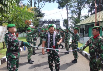 Dandim 1310/Bitung, Letkol Inf I Dewa Made DJ saat memasuki Makodim dengan di sambut dengan tradisi pedang pora oleh Personil Kodim 1310/Bitung yang di pimpin langsung oleh Pejabat Lama Letkol Czi Hanif Tupen, S.T.,M.I.P.