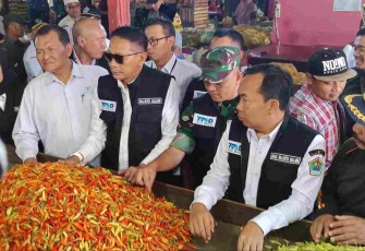 Dandim 0833/Kota Malang Letkol Arm Aris Gunawan saat meninjau pasar induk Gadang, Rabu (26/3)