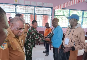 Danramil 1710-07/Mapurujaya, Lettu Inf Ahmad Saleh melaksanakan kegiatan Musrenbang tingkat distrik. Kegiatan tersebut dilaksanakan di SDN Ayuka di Kp. Ayuka, Distrik Mimika Timur Jauh, Kabupaten Mimika yang dihadiri oleh 100 orang yang diantaranya merupakan Staf Ahli Bupati, Bapeda, Kadistrik Mimika Timur Jauh dan sejumlah kepala kampung se-Distrik Mimika Timur Jauh