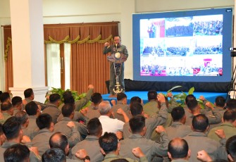 Danpuspenerbal, Laksda TNl Siayani Jaffa saat Exit Briefing menjelang Serah Terima Jabatan (Sertijab) Komandan Puspenerbal yang digelar di Balai Prajurit Moedjono Poerbonegoro, Puspenerbal, Juanda, Rabu (7/5/2025). 