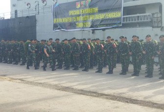 Danrem 133Nani Wartabone saat melakukan pengecekan pasukan Satgas Pamtas Yonif 715 yang baru pulang dr menjalankan tugas di Bumi Cendrawasih