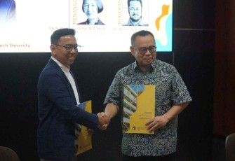Dekan FID Aldi Herindra Lasso, S.Pd_., M.M.Par_., Ph.D., dan Rektor UHN Sudirman Said, M.B.A., berjabat tangan setelah penandatanganan Implementation of Agreement antara UKSW dan UHN.jpg