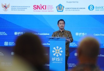Deputi Bidang Koordinasi Perniagaan dan Ekonomi Digital Ali Murtopo Simbolon yang mewakili Menteri Koordinator Bidang Perekonomian Airlangga Hartarto dalam menyampaikan keynote speech pada acara Indonesia International Financial Inclusion Summit (IFIS) 2025, Selasa (605).