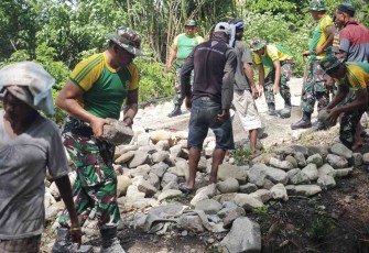 Satgas Pos Fohuk saat Perbaiki Tanggul Jalan Trans Log di Desa Loonuna