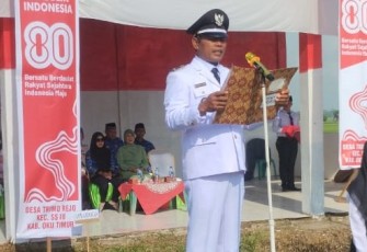 Kepala Desa Trimo Rejo, M.Syariful Anam saat upacara memperingati HUT ke-80 RI Tahun 2025.
