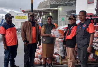 Direktur FPKP BNPB, Nelwan Harahap (topi hitam dan rompi) menyerahkan dukungan kepada pemerintah daerah untuk penanganan darurat bencana di Kabupaten Papua Pegunungan, Senin (17/11).