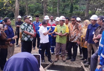 Direktur PT BPE Giri Nurbaskoro (dua dari kanan) saat meninjau sumur minyak tua Ledok bersama Menteri ESDM Bahlil Lahadalia dan Forkopimda Blora.