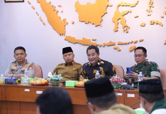 Dirjen Polpum Kemendagri Bahtiar Baharuddin saat pertemuan dengan seluruh jajaran Forkopimda Kota Depok di Kantor Pemerintah Kota (Pemkot) Depok, Jawa Barat, Senin (8/9/2025).