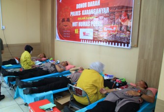 Kegiatan donor darah Polres Karanganyar menyambut Hari Jadi Humas Polri ke-74, di Aula Sat Samapta Polres Karanganyar, Rabu (22/10/2025).