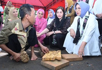 Fatma Syaifullah Yusuf saat mengunjungi Kampung Inklusi Naema di Desa Prambon, Kecamatan Tugu, Kabupaten Trenggalek, Senin (23/6/2925).