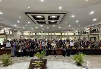 Foto Bersama dalam penyerahan Surat Keputusan Jabatan Akademik Guru Besar kepada Profesor Titon Slamet Kurnia, belum lama ini di kantor LLDIKTI Wilayah VI.