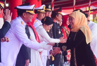 Danpuspenerbal, Laksda TNl Bayu Alisyahbana saat Hadiri Upacara HUT Ke-80 RI di Gedung Negara Grahadi Surabaya