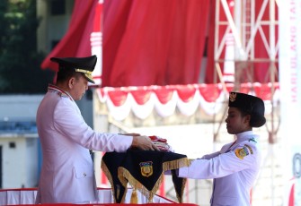 Penjabat (Pj) Gubernur Papua Agus Fatoni selaku Inspektur Upacara (Irup) HUT RI ke-80 