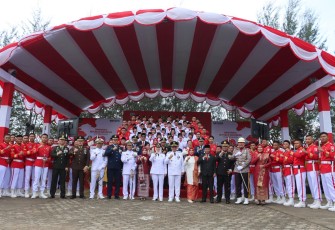 Foto bersama usai Upacara peringatan Hari Ulang Tahun (HUT) ke-80 Republik Indonesia di Kabupaten Natuna, Minggu (17/08/2025).