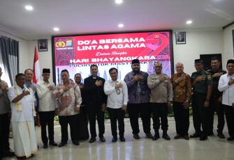 Foto bersama usai do’a bersama lintas agama di Aula Patriatama Mapolrestabes Medan, Senin (30/6/2025).