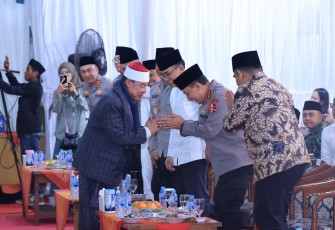 Kapolri Jenderal Listyo Sigit Prabowo saat Hadiri Haul Pondok Bubtet Pesantren di Cirebon, Jawa Barat, pada Sabtu (2/8/2025).