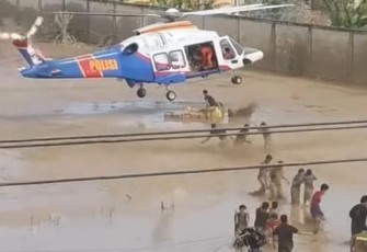 Helikopter Poludara Baharkam Polri Berhasil Dropping Logistik Bantuan ke Aceh Tamiang