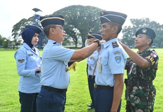 Danlanud Adi Soemarmo Marsma TNI Bambang Juniar Djatmiko saat menyematkan kenaikan pangkat anggotanya, Kamis (2/1/25)