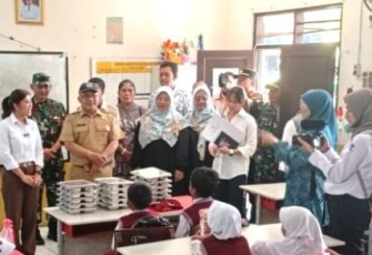 Menkomdigi Meutya Hafid saat launching program MBG di SDN Cilangkap 3 Kecamatan Tapos, Depok, Senin (6/1/25)